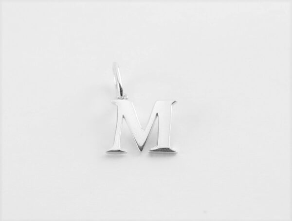 der Buchstabe " M " mit Kette als Collier in Silber