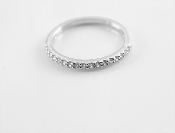 ein feiner Ring in Sterlingsilber rhodiniert