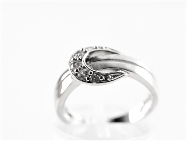 ein sehr schöner Ring in Sterlingsilber rhodiniert