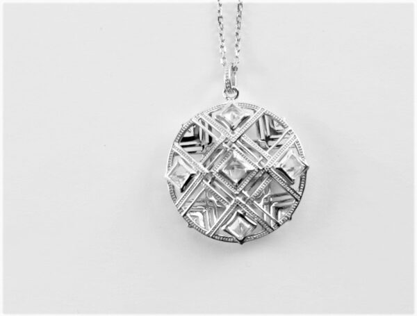 Das Collier in Sterlingsilber mit Zirkonia