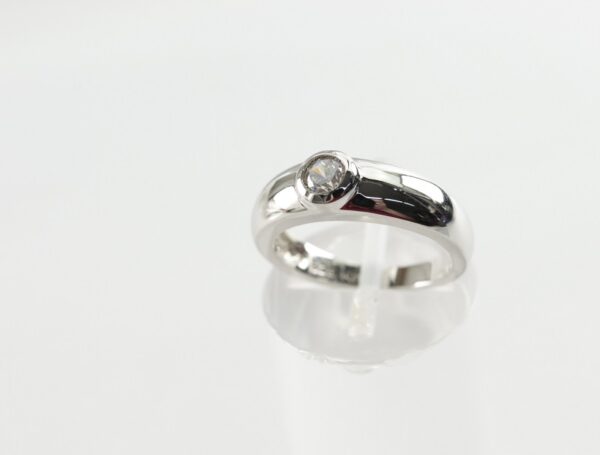 feiner Ring in Sterllingsilber rhodiniert mit Zirkonia