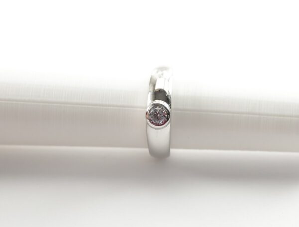 feiner Ring in Sterllingsilber rhodiniert mit Zirkonia – Bild 3