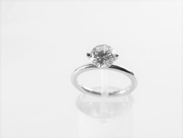 feiner Ring in Sterlingsilber rhodiniert