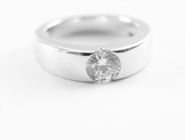 Ein sehr feiner Ring in Sterlingsilber rhodiniert