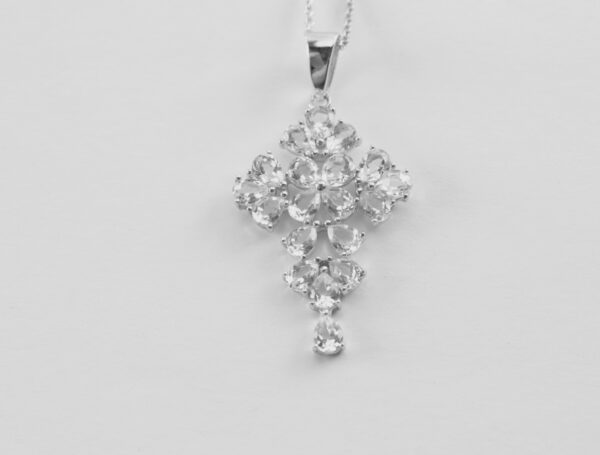 ein besonderes Kreuz als Collier in Sterlingsilber