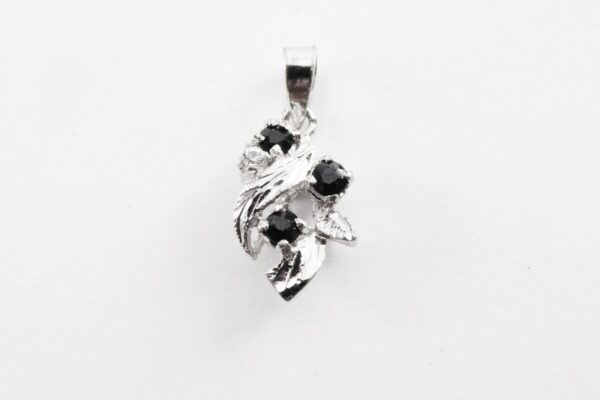 kleiner, feiner Anhänger in Sterlingsilber mit Saphir