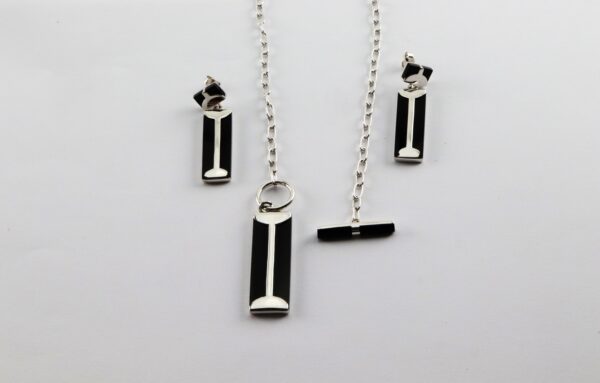ein ausgefallenes Schmuckset in Sterlingsilber mit Onyx