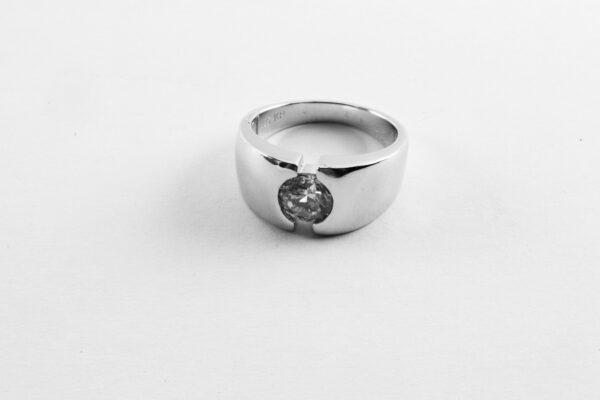 sehr schöner Ring in Sterlingsilber mit Zirkonia