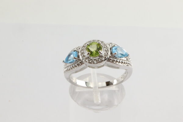 schöner Ring in Sterlingsilber mit echten Steinen