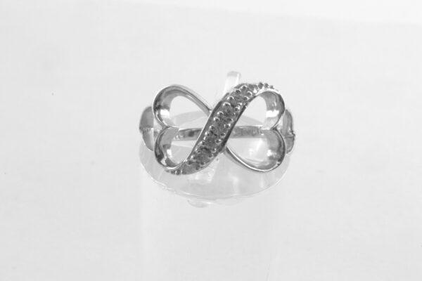 feiner Ring in Sterlingsilber mit Zirkonia