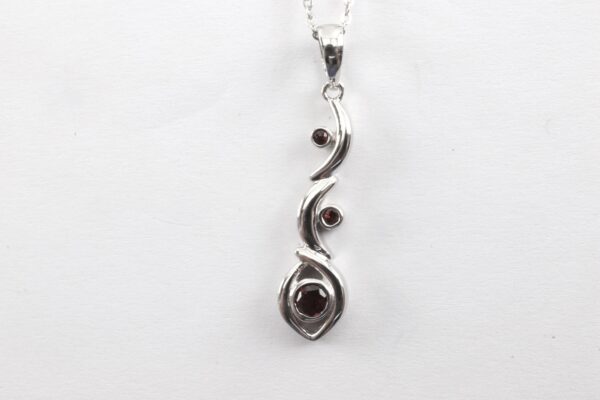 Collier mit Granat in Sterlingsilber