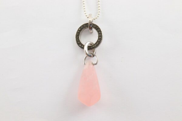 Collier in Sterlingsilber mit Rosenquarz  und schwarzen Zirkonia