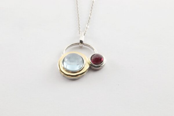 feines Collier mit blauem Topas und Granat in Sterlingsilber