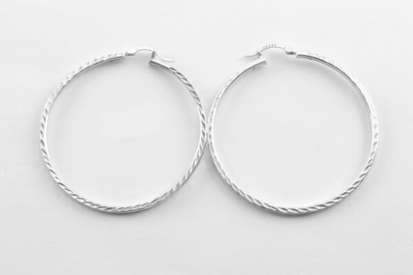 große Creolen in Sterlingsilber mit Streifen Designe