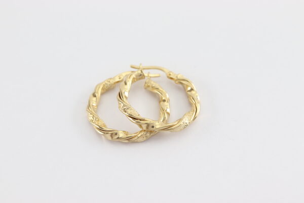 Feine Creolen in Gelbgold