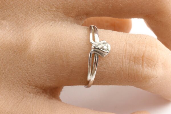 feiner Ring in Weißgold mit einem Diamant – Bild 3