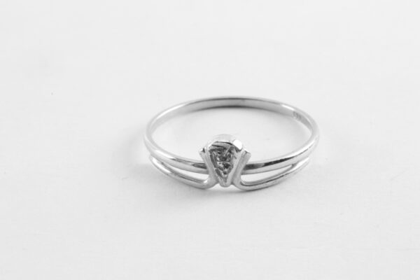 feiner Ring in Weißgold mit einem Diamant