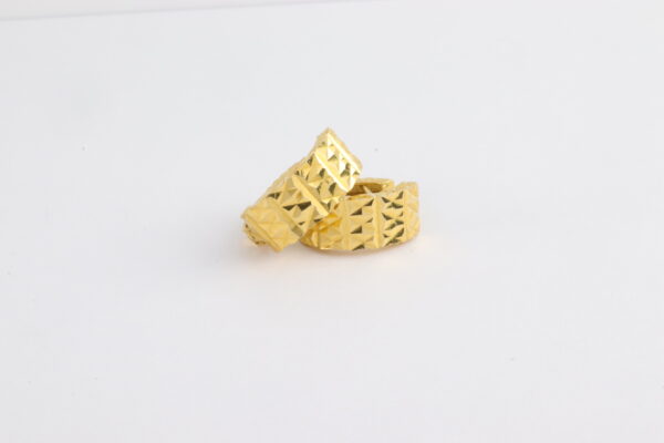 feine Creolen in Gelbgold
