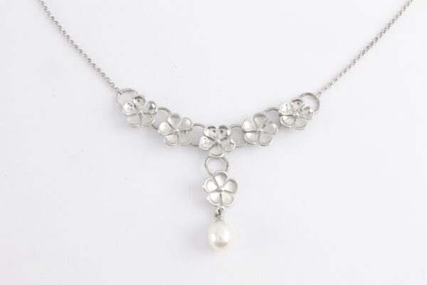 Collier in Sterlingsilber mit Perle z.T. mattiert