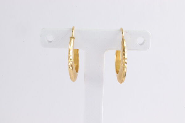 Creolen in Gelbgold mit Streifendesigne – Bild 3