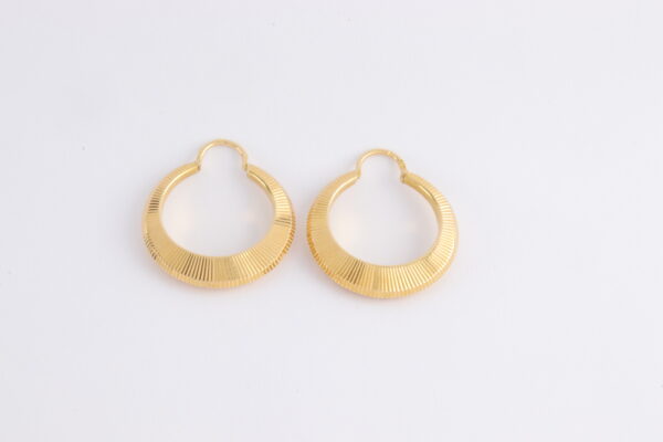 Creolen in Gelbgold mit Streifendesigne – Bild 5
