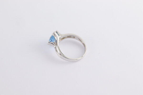 ein feiner Ring in Sterlingsilber mit geschliffenem Aquamarin – Bild 2