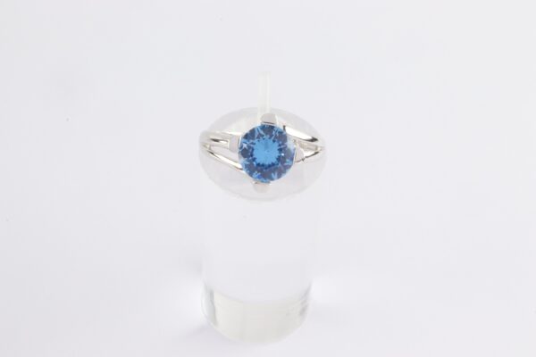 ein feiner Ring in Sterlingsilber mit geschliffenem Aquamarin