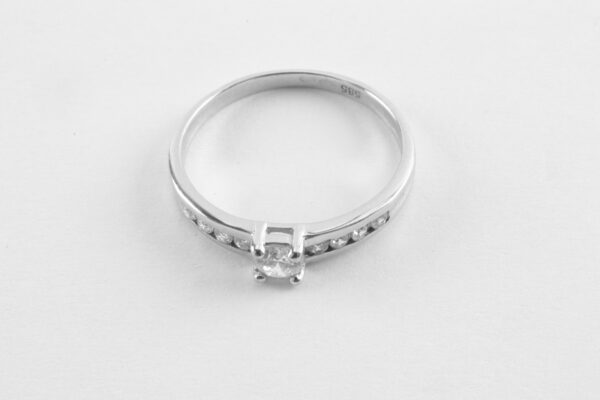 feiner Ring in Weißgold mit Zirkonia