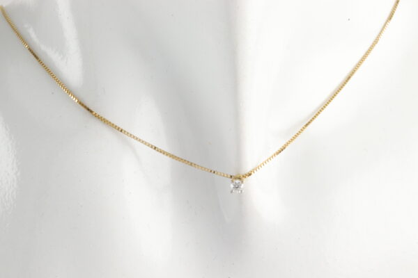 Feines Collier in Gelbgold mit Zirkonia