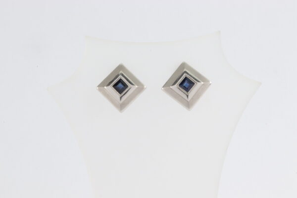 Kleine Ohrstecker in Weißgold mit blauem Spinell – Bild 6