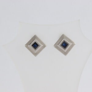 Kleine Ohrstecker in Weißgold mit blauem Spinell