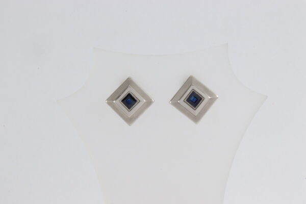 Kleine Ohrstecker in Weißgold mit blauem Spinell