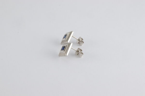 Kleine Ohrstecker in Weißgold mit blauem Spinell – Bild 8