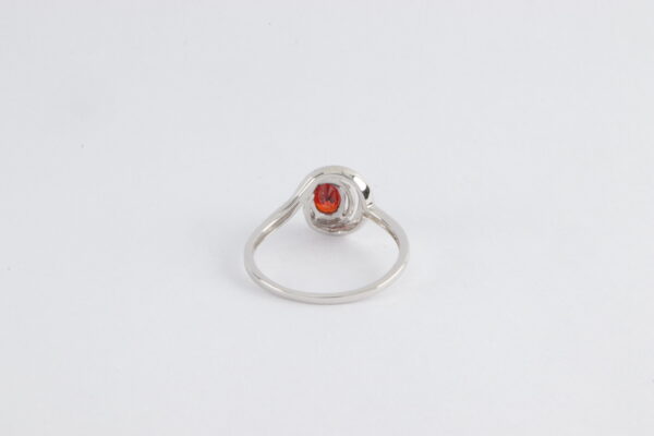 feiner Ring in Sterlingsilber rhodiniert mit Granat