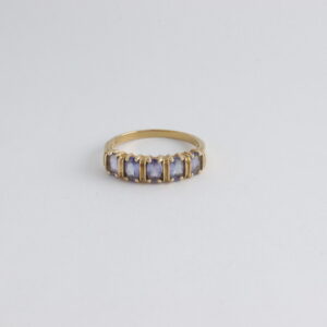 ein sehr schöner Ring in Gelbgold mit violetten Zirkonia