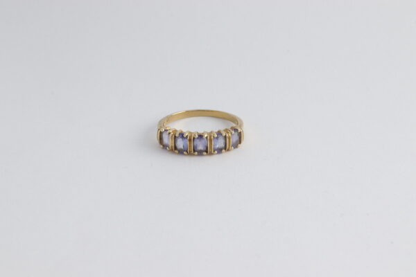ein sehr schöner Ring in Gelbgold mit violetten Zirkonia